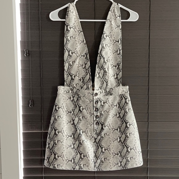 Honey Punch Dresses & Skirts - Snake skin Honey Punch jumper
